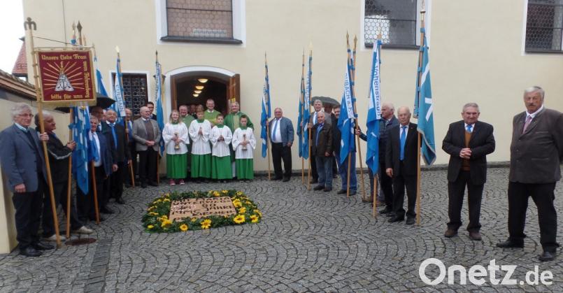 Nach dem Festgottesdienst warten die Bannerabordnungen des MMC-Bezirks Nördliche Oberpfalz auf die kirchlichen Würdenträger, (hinten von links) Ortspfarrer Reinhard Forster, Domvikar Johann Ammer und Zentralpräses Monsignore Thomas Schmid. Bild: Brendel, Hubert (BR)