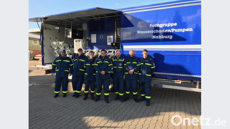 Michael Kleierl, Markus Meiller von der Regionalstelle, Jonas Gebhart, Kilian Gradl, Mathias Ferstl, Patrick Wilhelm und Christian Grasser (von links) präsentieren die neue Hochleistungspunpe. Bild: exb