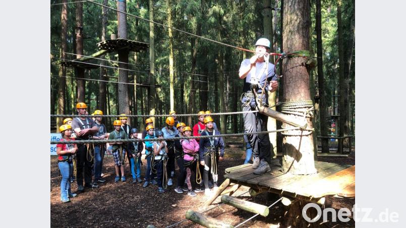 Kinder mit der Feuerwehr im Hochseilgarten Bild: Kreuzer, Tom