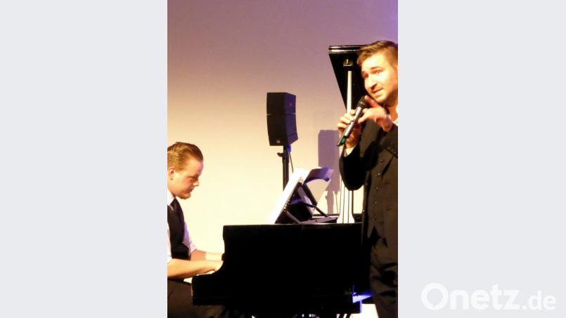 Tenor Christoph Baierl singt, Pianist Kenneth Berger spielt. Bei der Zugabe lässt sich auch das Publikum nicht lange bitten. Der gebürtige Pleysteiner begeistert mit einem abwechslungsreichen Konzertabend. 	Bild: fsb Bild: fsb