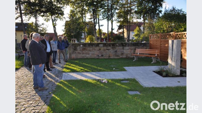 Der Bauauschuss nimmt das neue Grabfeld für teilanonyme Urnengräber in Augenschein. Bild: ak
