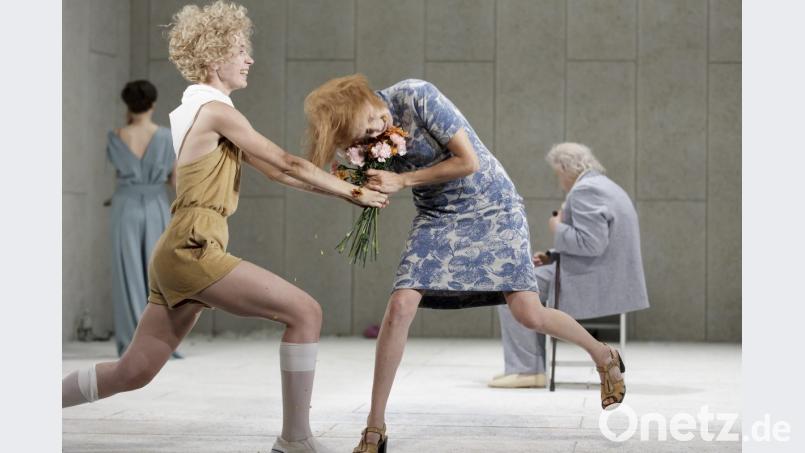 „Die Möwe“ flattert über die Nürnberger Bühne (von links): Es spielen Ulrike Arnold (als Arkadina), Pauline Kästner (als Nina), Stephanie Leue (als Polina) und Thomas Nunner (als Sorin). Bild: Staatstheater Nürnberg/Konrad Fersterer