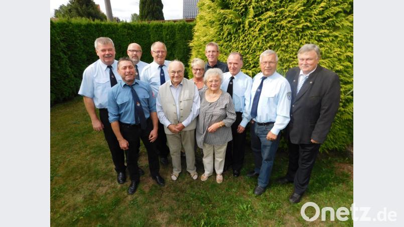 Seinen 85. Geburtstag feiert Jubilar Erich Horn (Fünfter von links) unter anderem mit Ehefrau Emmi (rechts daneben) sowie (von links) Rainer Schneider, Bernd Preißinger, Stefan und Manfred Bauer, Renate und Werner Zrenner, Hans Braun, Rudi Marterer und Bürgermeister Manfred Porsch. Bild: hai