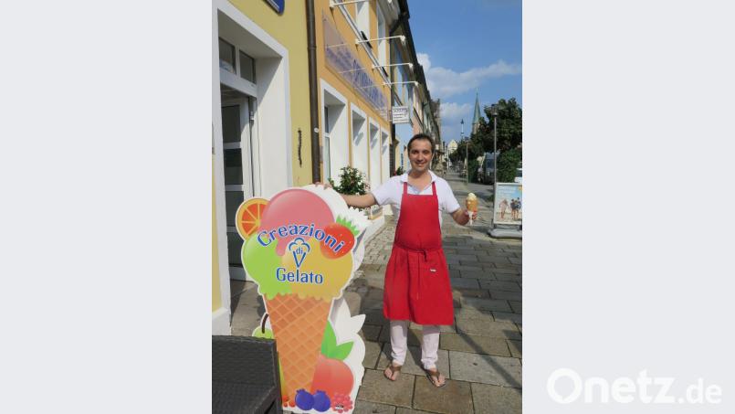 Mirco mit dem Eis „Meine Liebe“. „Das schmeckt den Kemnathern am besten“,vermutet er. Bild: jzk