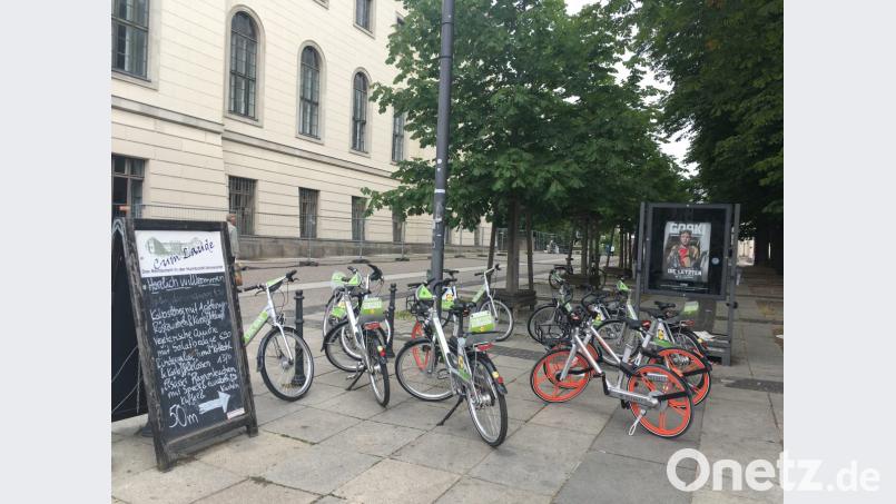 Kreuz und quer stehen die Leihräder neben der Humboldt-Universität Berlin. Bild: Saller