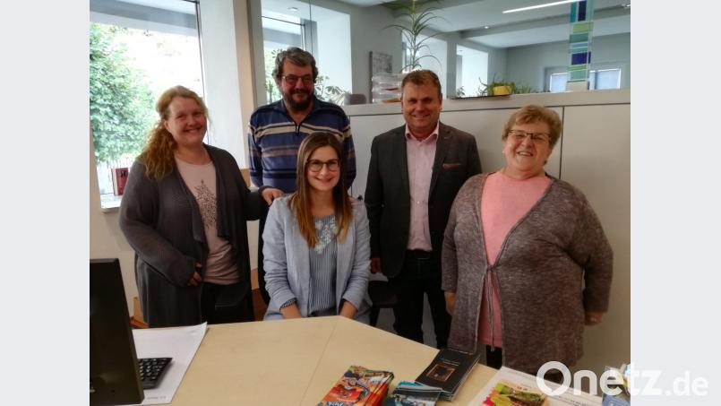 Die Außensprechtage des VdK werden weiterhin im Rathaus abgehalten, allerdings mit neuer personeller Besetzung. Von links: Waldtraud Balk, Georg Giehl, Bürgermeister Karlheinz Budnik, Angela Erfurt, Vorsitzende des VdK-Ortsverbands sowie (sitzend) Sarah Kellner. Bild: exb