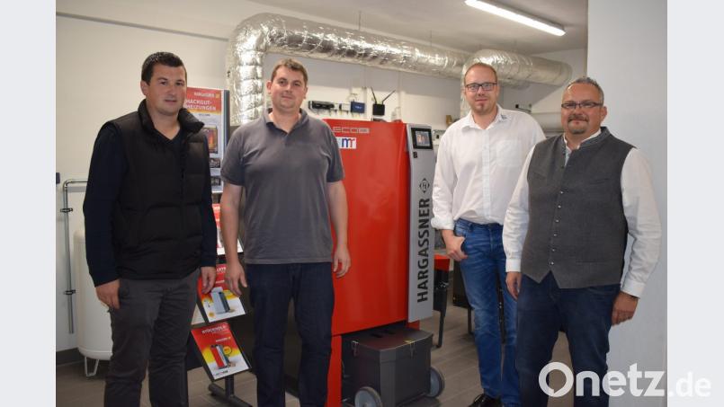 Sie waren die treibenden Kräfte beim Projekt &quot;Nahwärme Köttlitz&quot;. Von rechts: Initiator und Geschäftsführer Armin Kiener, Mitarbeiter der Firmen Rädle Heizungsbau und Hargasser Heizungstechnik sowie Bürgermeister Martin Schwandner. Bild: bnr