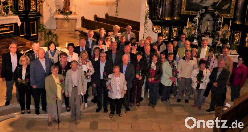 In guten und in schlechten Zeiten: 24 Jubelpaare blicken auf viele gemeinsame Jahre zurück. Auf Einladung der Pfarrei feiern sie ihren Festtag mit einem Dankgottesdienst. „All unsere Schuhe sind in das Herz Gottes eingestellt“, hebt Stadtpfarrer Edmund Prechtl in seiner Predigt hervor. Bild: mng