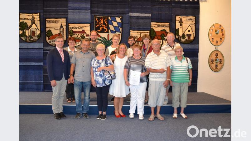 Für ihren 55. Aufenthalt in Moosbach werden Renate und Burkhard Wilke (vorne, zweiter und dritte von rechts) ausgezeichnet. Zum zehnten Mal ist Familie Kapp und Koch in der Gemeinde, und für ihren 15. Aufenthalt wird Familie Burre vom Bürgermeister Hermann Ach (links) geehrt. Bild: gi