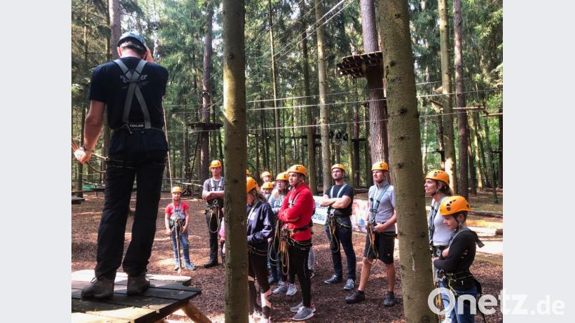 Kinder mit der Feuerwehr im Hochseilgarten Bild: Kreuzer, Tom