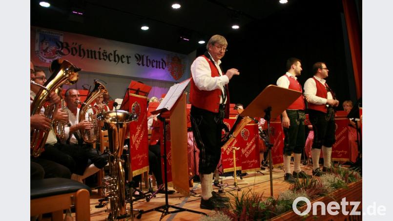 Am Mikrofon: Christian Hampel und Patrick Ourudji (von rechts). Das Orchester wurde von Josef Polata dirigiert. Bild: wro