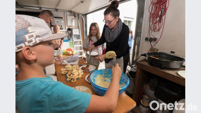 Beim Apfelfest des OGV Plößberg gab es natürlich auch Apfelküchel. Bild: dtr