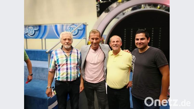 BR-Sportmoderator Markus Othmer (Zweiter von links) empfängt das Schiedsrichterteam (von links) Bild: v.l.n.r.: Anton Dötsch (FC Tremmersdorf), Wolfgang Maier (TSV Pressath), Mathias Schubert (Spvgg Neustadt /Kulm) im Fernsehstudio in München-Freimann. Bild: is