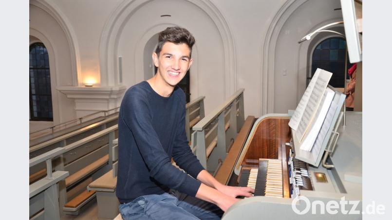 Markus Mathy brilliert mit seinen gerade einmal 16 Jahren an der Kirchenorgel wie ein Meister. Bild: fjo
