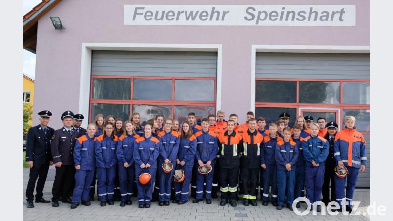Kreisbrandinspektor Wolfgang Schwarz hält die Jugendleistungsspange der bayerischen Feuerwehren für das schönste Abzeichen, das es gibt. Nach dem Bestehen der entsprechenden Prüfung überreichte er 30 Nachwuchskräften aus sechs Wehren die attraktive Auszeichnung. Unser Bild zeigt die erfolgreichen Teilnehmer mit den Schiedsrichtern und den Organisatoren der Feuerwehr Speinshart. Bild: do