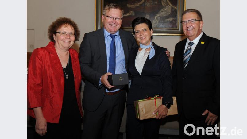 Ambergs Oberbürgermeister Michael Cerny (Zweiter von links) tauscht mit Bürgermeisterin Renata Surma (rechts daneben) aus der polnischen Partnerstadt Bystrzyca Kłodzka Gastgeschenke aus. Bürgermeisterin Brigitte Netta und Bürgermeister Martin Preuß sind mit von der Partie. Bild: Gerhard Franz