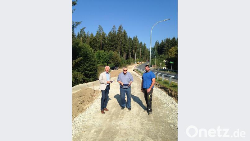 Bürgermeister Peter König, Gerhard Fröhlich und Polier Christian Horn begutachten den Baufortschritt auf dem zukünftigen Geh- und Radwegenetz. Bild: hkö