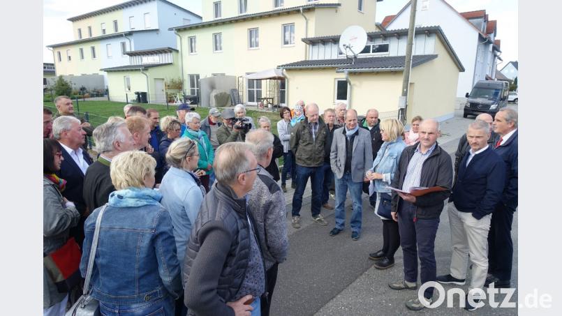 Volles Haus: Zwei Dutzend Anlieger, die gegen den endgültigen Ausbau ihrer Straße kämpfen wollen, erwarten die Stadträte in der Straße Am Schafbühl in Rothenstadt. Bild: wd