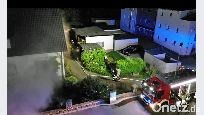 Die Aufnahme mit einer Drohne zeigt links die Rauchentwicklung im Abbruchhaus in der Austraße und einige Einsatzkräfte Bild: twi
