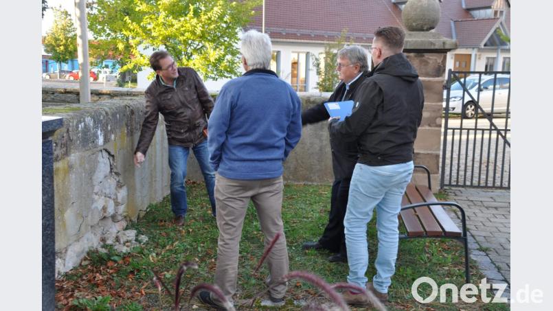 Eindringendes Niederschlagswasser lässt den Putz an der Friedhofsmauer abplatzen. Bild: ak