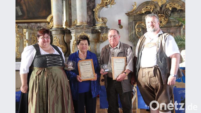 Ingrid und Franz Gericke konnten Luise Weigert mit 83 Jahren für ihren Einsatz von 67 Jahren an der Zither für den Amberger Zitherklub ehren, Ludwig Fröhler als Zitherspieler und für seinen zuverlässigen Einsatz über 25 Jahre als Kassier. Bild: ads