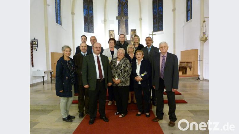 Pfarrer Stephan Rödl gratuliert den Ehejubilaren bei einem Festgottesdienst zum langen Miteinander. Bild: hok