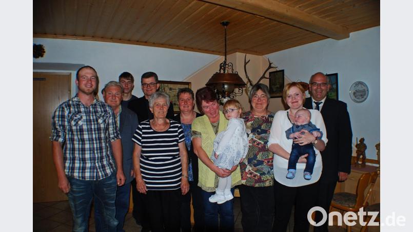 Zum 80. Geburtstag von Maria Ott (vorn, Zweite von links) gratulierten: Bürgermeister Klaus Meyer, Enkelin Stefanie Waidhas mit Urenkel Simon, Tochter Helga Ott, Tochter Inge Köhler mit Urenkelin Leonie, Tochter Petra Wild, Pfarrer Jazek Mizak, Enkel André Wild, der Seniorenbeauftragte Franz Danhauser und Enkel Daniel Ott (von rechts). Bild: enz