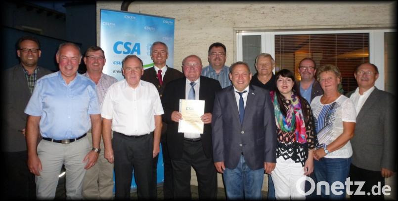 CSA-vorsitzender Uwe Friedrich (Achter von links) ernennt Johann Zinnbauer (Sechster von links) zum Ehrenvorsitzenden. Bild: ufh