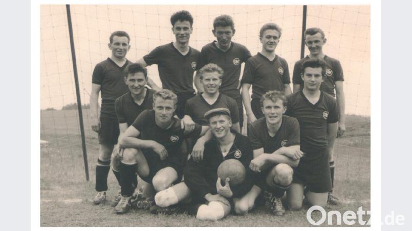 Fünf Gründungsmitglieder des SV Waldeck gehören Anfang der 1960er Jahre zur ersten Mannschaft. Bild: hl