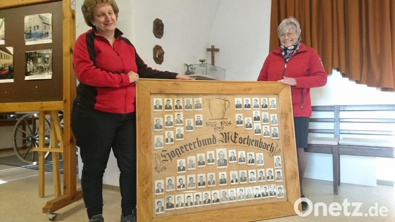 Hogerer-Präsidentin Elfriede Rupprecht (links) übergibt Gisela Kich-Schaffer das großes Bild mit den Mitglieder von 1959 für das Waldnaabtalmuseum. Bild: Lowak