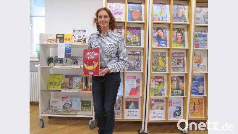 Bibliotheksleiterin Luise Eckert hat eine Buchausstellung zum Motto der Interkulturellen Wochen, „Vielfalt verbindet“, zusammengestellt. Bild: cog