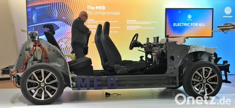 Modularer E-Antriebs-Baukasten (MEB) ist das neue Zauberwort bei Volkswagen. Auf der Plattform werden in den nächsten Jahren 27 neue Modelle im gesamten Konzern gebaut. Die Batterie steckt im Unterboden. Bild: bz
