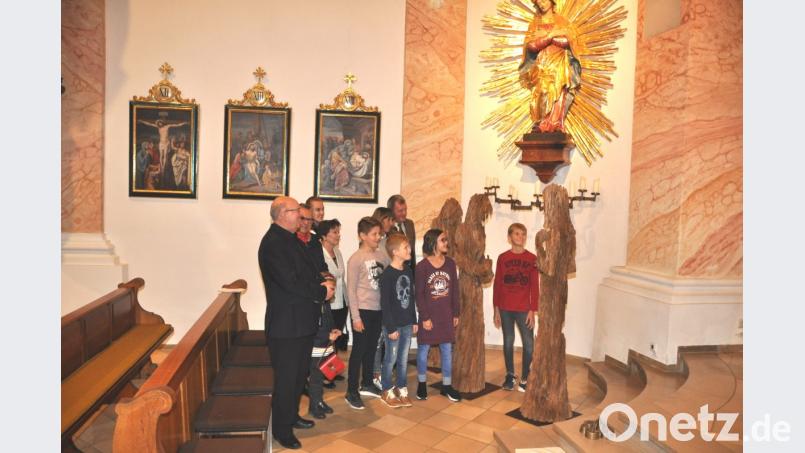 Die Figurengruppe zeigt eine kluge Jungfrau, die dem Bräutigam Jesus Christus gegenübertritt, während eine der törichten mit ihrem leeren Ölgefäß gesondert steht. Bild: es