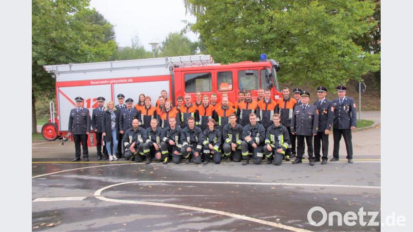 Die erfolgreichen Feuerwehrler mit den Schiedsrichtern und Ehrengästen. Bild: tu