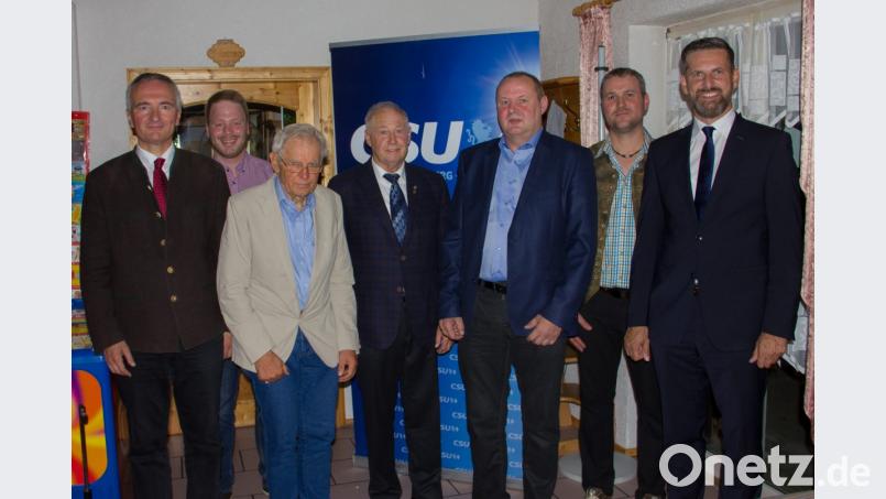 Langjährige Mitglieder der CSU Etzelwang ehren Vorsitzender Klaus Strobel (Dritter von rechts) und Bürgermeister Roman Berr (rechts) für ihre Treue. Es gratulieren auch (von links) Landtagsabgeordneter Harald Schwartz und JU-Kreisvorsitzender Henner Wasmuth. Bild: csk