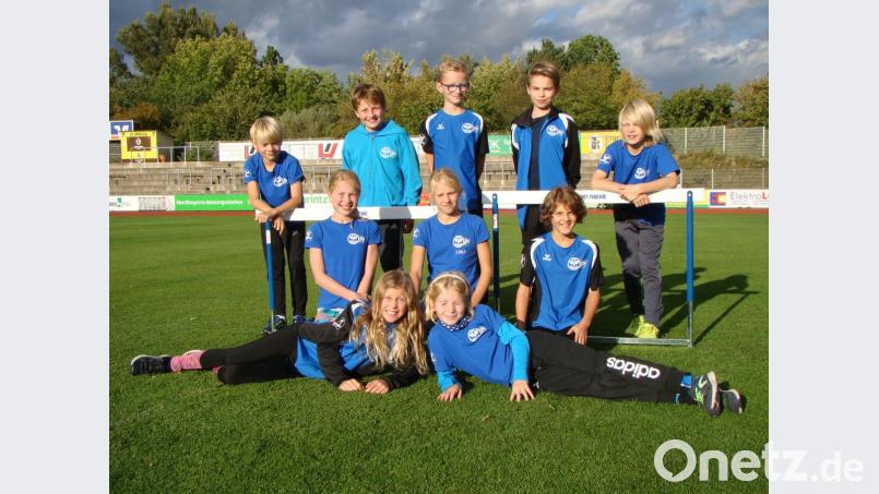 Die ESV-Athleten (hinten von links): Jonas Segerer, Maximilian Madl, Lukas Segerer, Frederik Fröhner und Finn Thar Mitte von links: Emma Welz, Emiliy Schmidt, Anna Spörer. Vorne von links: Maxima Sichelstiel und Amelie Rank. Bild: exb