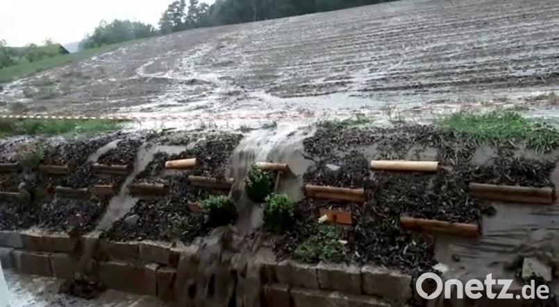 Oliver Ertel schickte ein Video von den Wassermassen, die von einem Feld im Norden seines Hauses auf sein Grundstück flossen. Bild: exb