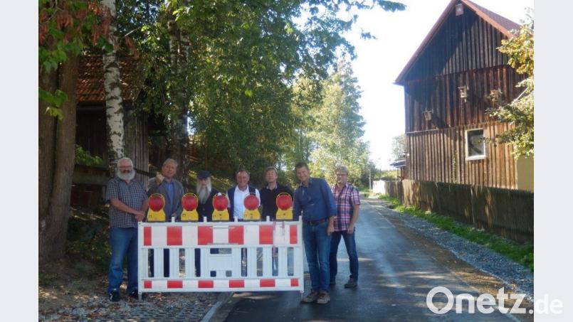 Zufriedene Gesichter bei der Abnahme und Freigabe der Verbindungsstraße Röthenbach-Erlhammer: Von links Gerhard Mack, Bürgermeister Werner Prucker, Thomas Henning, Johann Neugirg, Markus Münchmeier (IB M&amp;E), Daniel Utz (Firma Braun) und Bernhard Frummet. Bild: ang