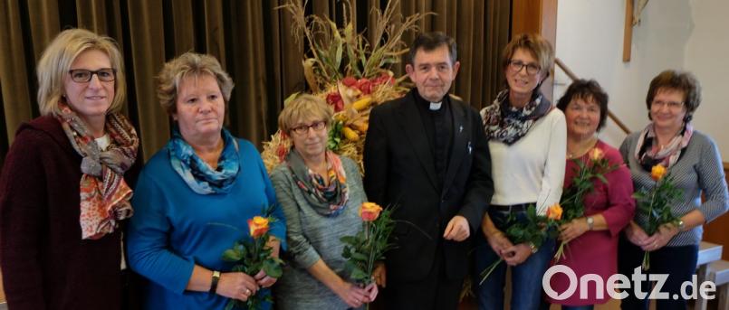 Das seit einem Jahr tätige Führungsteam des Seniorenkreises freut sich auf das kleine Jubiläum am 4. Oktober. Von links: Leiterin Marlene Noetzel, Christine Riebl, Vroni Bauer, Pfarrer Max Früchtl, Karin Rast, Brigitte Beer und Anita Gailitzdörfer. Bild: le