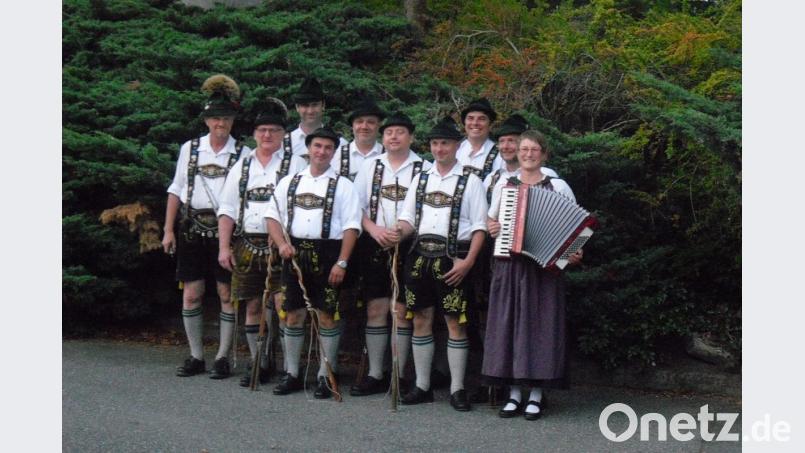 Die Goaßlschnalzer sind die Attraktion beim Herbstfest des Frauenkreises. Bild: exb