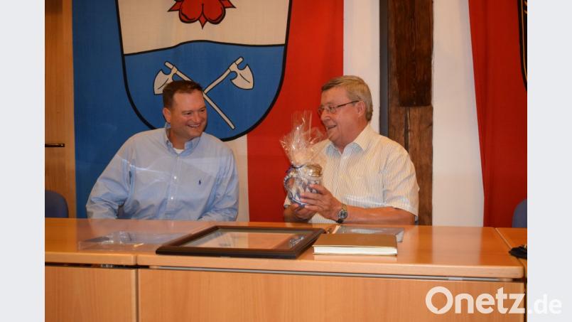 Lieutenant Colonel Charles W. Knoll und Bürgermeister Hans Koch tauschen Geschenke aus. Bild: wku