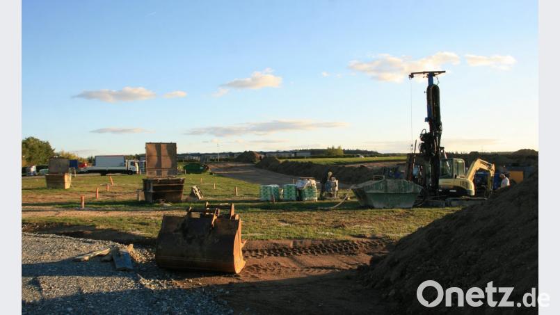 Die ersten Baumaschinen sind schon da. Der Teilbauantrag für die Erdarbeiten und zur Errichtung des Untergeschosses eines weiteren IGZ-Bürogebäudes ist genehmigt. Bild: wro