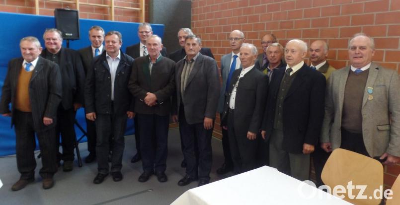 MMC-Bezirksobmann, Max Pravida aus Pressath (ganz rechts) ehrt beim Festkonvent Sodalen für 40 und 25 Jahre Treue. Mit ihnen freut sich Georg Schäffner, Obmann der gastgebenden MMC Kirchenpingarten (links). Bild: Brendel, Hubert (BR)