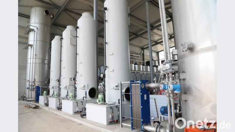 Die Klärschlammtrocknungsanlage - im Bild die Abluftreinigung - wird derzeit neben dem Müllkraftwerk gebaut. Wo eine Monoverbrennungsanlage für den getrockneten Schlamm entstehen soll, ist derzeit noch offen. Bild: Gerhard Götz