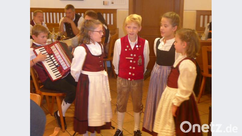 Der Kinderg`sang mit Ludwig Steger
am Akkordeon. Bild: exb