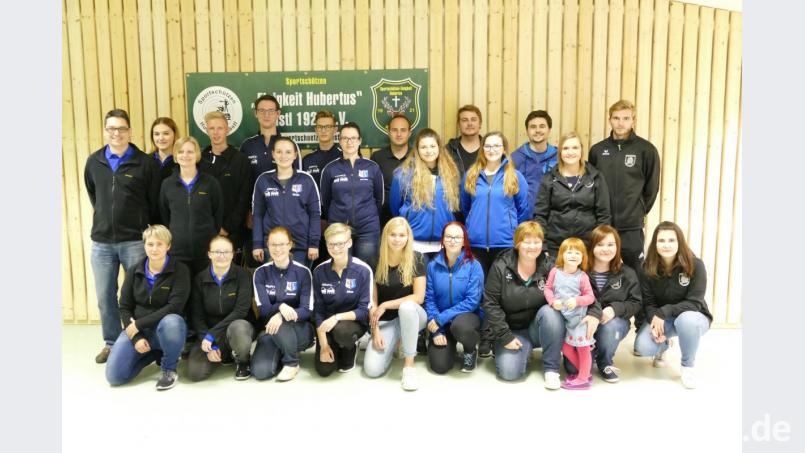 Die teilnehmenden Mannschaften des Vorbereitungswettkampfes in Kastl.
Tell Neubau, FSV Schnabelwaid, Sportschützen Kastl und SG Bad Berneck (von links) Bild: rwo