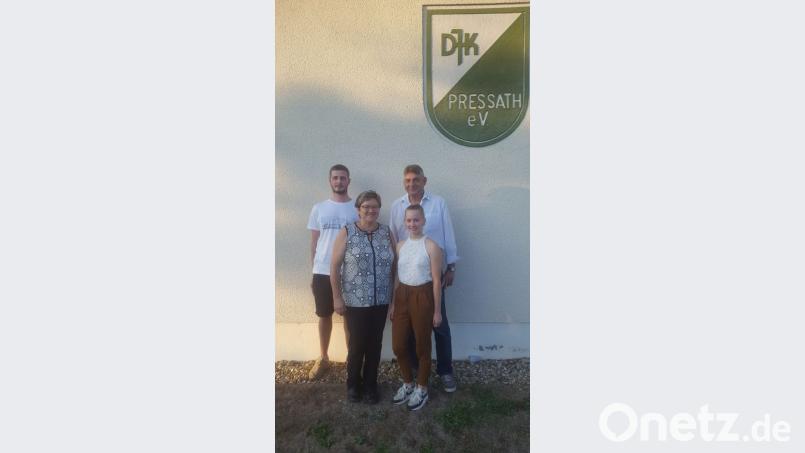 Unser Bild zeigt Jonas Bösl (von links), FSJ-Beauftragte Pia Stevens, zweiten Vorsitzenden Roman Kastl und FSJ-Nachfolgerin Barbara Englhart. Bild: exb