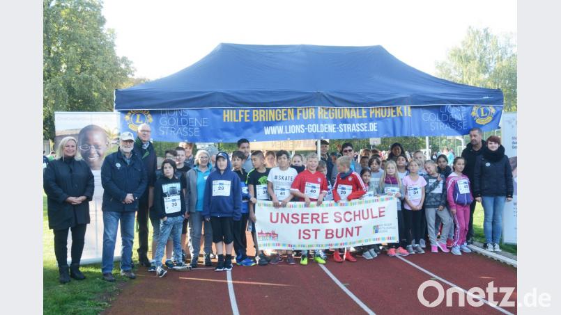 Die fünften Klassen machen sich bereit zum Start. Unterstützt werden die Schüler von Sponsoren und dem Lions-Club Weiden Goldene Straße. Bild: gsb