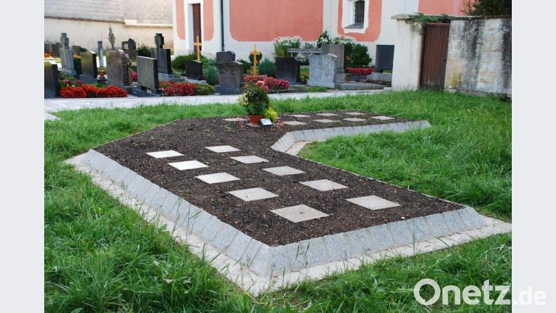 Eine neues Urnenfeld ist im Neualbenreuther Friedhof angelegt worden. Eine Grabstelle ist bereits belegt. Bild: enz