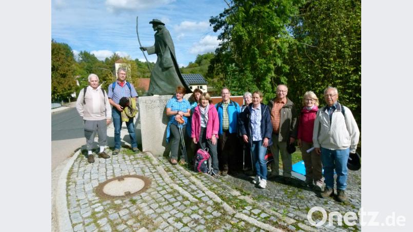 Auf der Lauterachbrücke in Hohenburg begegnet die Pilgergruppe der Kolpingfamilie um Pfarrer i. R. Helmut Süß (Dritter von rechts) bei ihrer Tour auf dem Oberpfälzer Teil des Jakobswegs dem Apostel Jakobus, dem dort ein Bronze-Denkmal gesetzt ist. Bild: rn